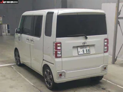 Toyota PIXIS MEGA  с аукциона в Японии