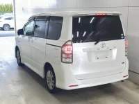 Toyota VOXY лот № 3092 оценка R  с аукциона в Японии 1