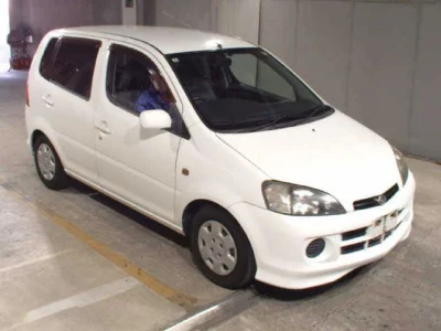 Daihatsu YRV