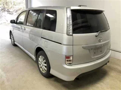 Toyota ISIS  с аукциона в Японии