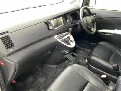 Toyota ISIS  с аукциона в Японии