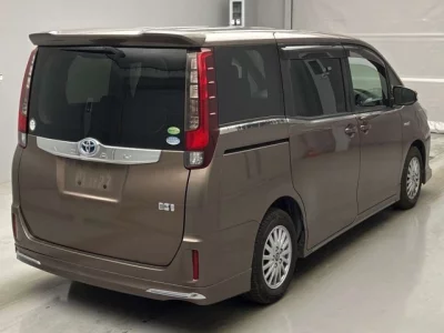 Toyota NOAH  с аукциона в Японии