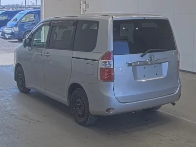 Toyota NOAH  с аукциона в Японии