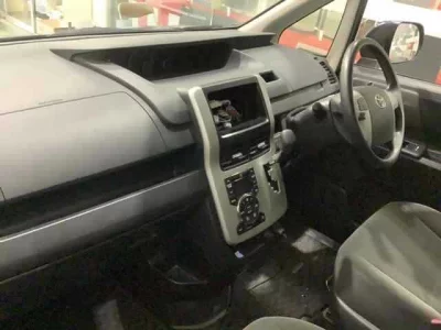 Toyota VOXY  с аукциона в Японии