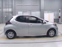 Toyota YARIS лот № 30083 оценка 4.5  с аукциона в Японии 2