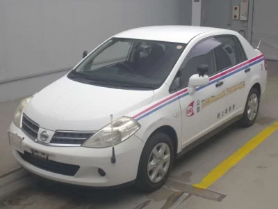 Nissan TIIDA LATIO  с аукциона в Японии