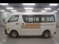 Toyota HIACE лот № 33004 оценка 4  с аукциона в Японии 3