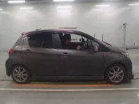 Toyota VITZ лот № 30104 оценка 3.5  с аукциона в Японии 2
