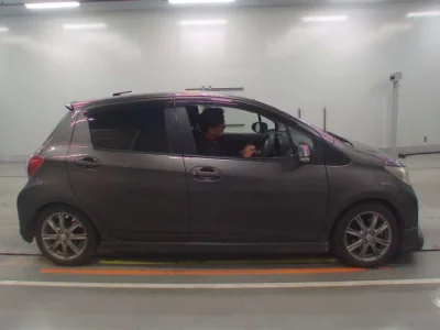 Toyota VITZ  с аукциона в Японии