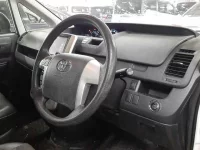 Toyota VOXY лот № 30035 оценка 4  с аукциона в Японии 6