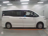 Toyota VOXY лот № 30087 оценка R  с аукциона в Японии 2