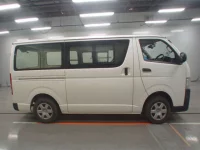 Toyota HIACE VAN лот № 30490 оценка 3.5  с аукциона в Японии 2