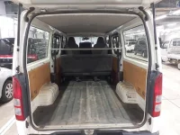 Toyota HIACE VAN лот № 30490 оценка 3.5  с аукциона в Японии 8