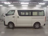 Toyota HIACE VAN лот № 30490 оценка 3.5  с аукциона в Японии 3