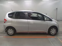 Honda FIT лот № 30601 оценка 3.5  с аукциона в Японии 2