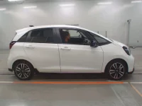 Honda FIT лот № 30697 оценка 5  с аукциона в Японии 2