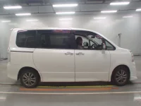 Toyota VOXY лот № 30736 оценка R  с аукциона в Японии 2