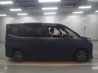 Toyota VOXY лот № 30811 оценка 4  с аукциона в Японии 2