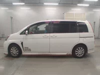 Toyota ISIS лот № 10475 оценка 3.5  с аукциона в Японии 3