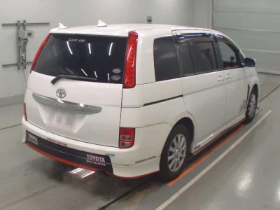 Toyota ISIS  с аукциона в Японии