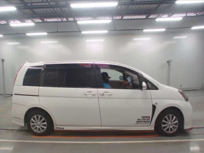 Toyota ISIS  с аукциона в Японии