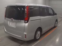 Toyota NOAH лот № 30772 оценка 4  с аукциона в Японии 1