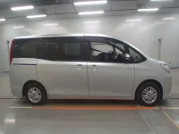 Toyota NOAH лот № 30772 оценка 4  с аукциона в Японии 2