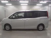 Toyota NOAH лот № 30772 оценка 4  с аукциона в Японии 3