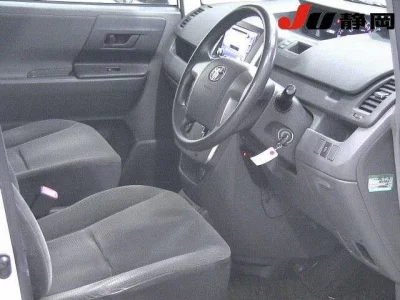 Toyota VOXY  с аукциона в Японии