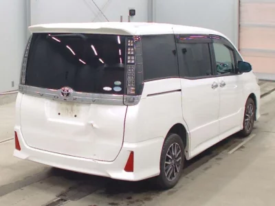 Toyota VOXY  с аукциона в Японии