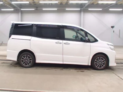 Toyota VOXY  с аукциона в Японии