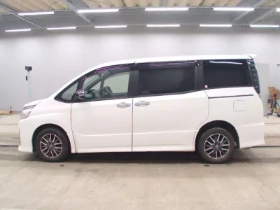 Toyota VOXY  с аукциона в Японии