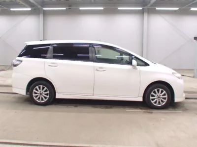 Toyota WISH  с аукциона в Японии