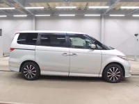 Honda ELYSION лот № 3300 оценка 4  с аукциона в Японии 2