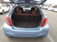 Toyota VITZ лот № 3332 оценка 3.5  с аукциона в Японии 10