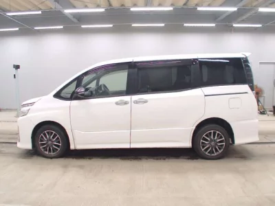 Toyota VOXY  с аукциона в Японии