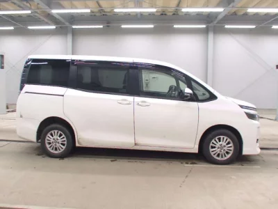 Toyota VOXY  с аукциона в Японии