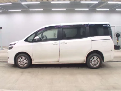 Toyota VOXY  с аукциона в Японии