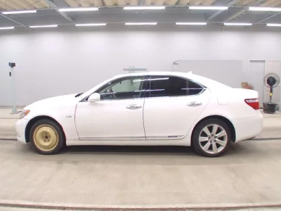 Lexus LS  с аукциона в Японии