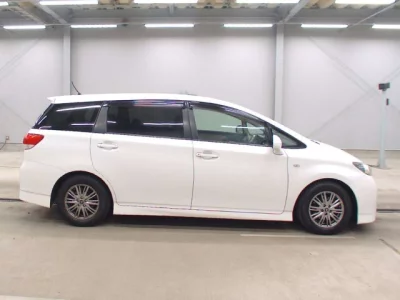 Toyota WISH  с аукциона в Японии