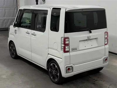 Toyota Pixis Mega