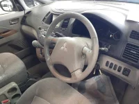 Mitsubishi GRANDIS лот № 90215 оценка 3.5  с аукциона в Японии 8