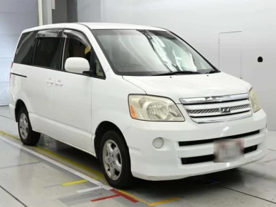 Toyota NOAH  с аукциона в Японии