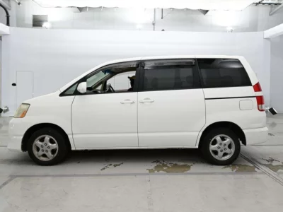 Toyota NOAH  с аукциона в Японии