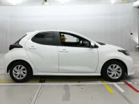 Toyota YARIS лот № 30493 оценка R  с аукциона в Японии 2