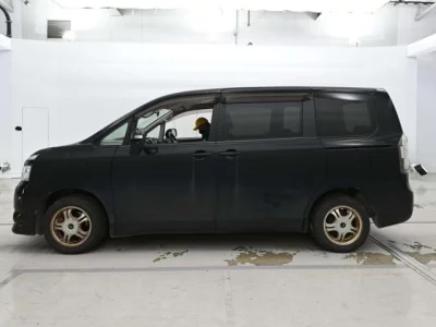 Toyota VOXY  с аукциона в Японии