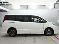 Toyota NOAH лот № 90484 оценка 3.5  с аукциона в Японии 2