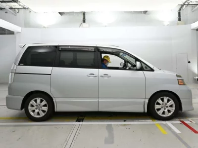 Toyota VOXY  с аукциона в Японии