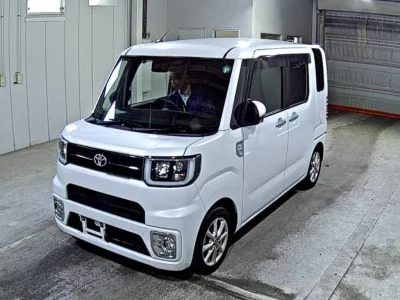 Toyota PIXIS MEGA  с аукциона в Японии