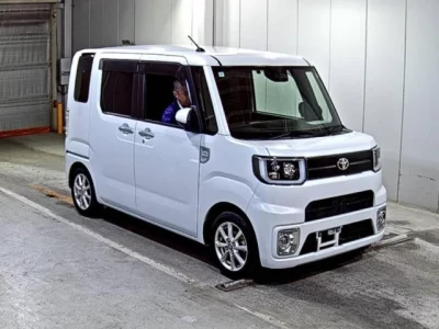 Toyota PIXIS MEGA  с аукциона в Японии